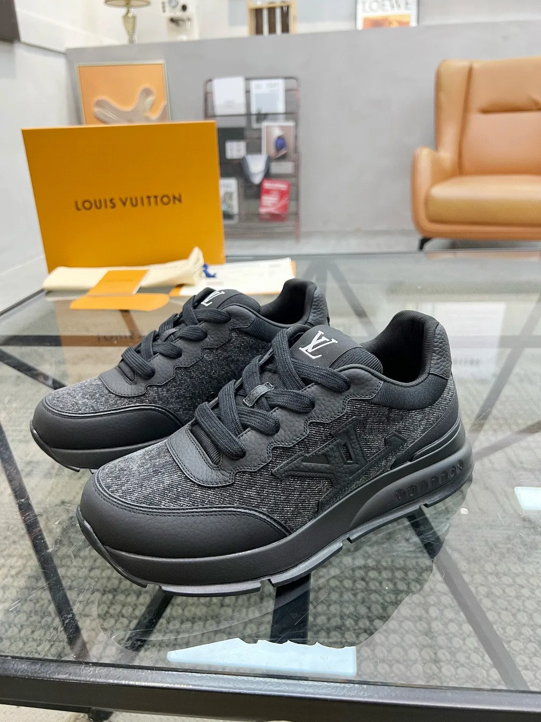 Factory price: 460💰LV🔍Top purchasing agent🇮🇹 Road The popular sports sneakers counter of the popular street man is synchronized with the uppers of Italian cowhide and cloth fabrics, high-quality splicing and complex craftsmanship, imported breathable mesh inner pads, soles: original soles specially provided by the original factory, T men's men's shoes 💰U exclusive movable molded soles are super comfortable, original factory single goods, 🔍🔍high quality, you can enter and exit the counter at will, welcome to compare. Code number 38-44, (45 customized)